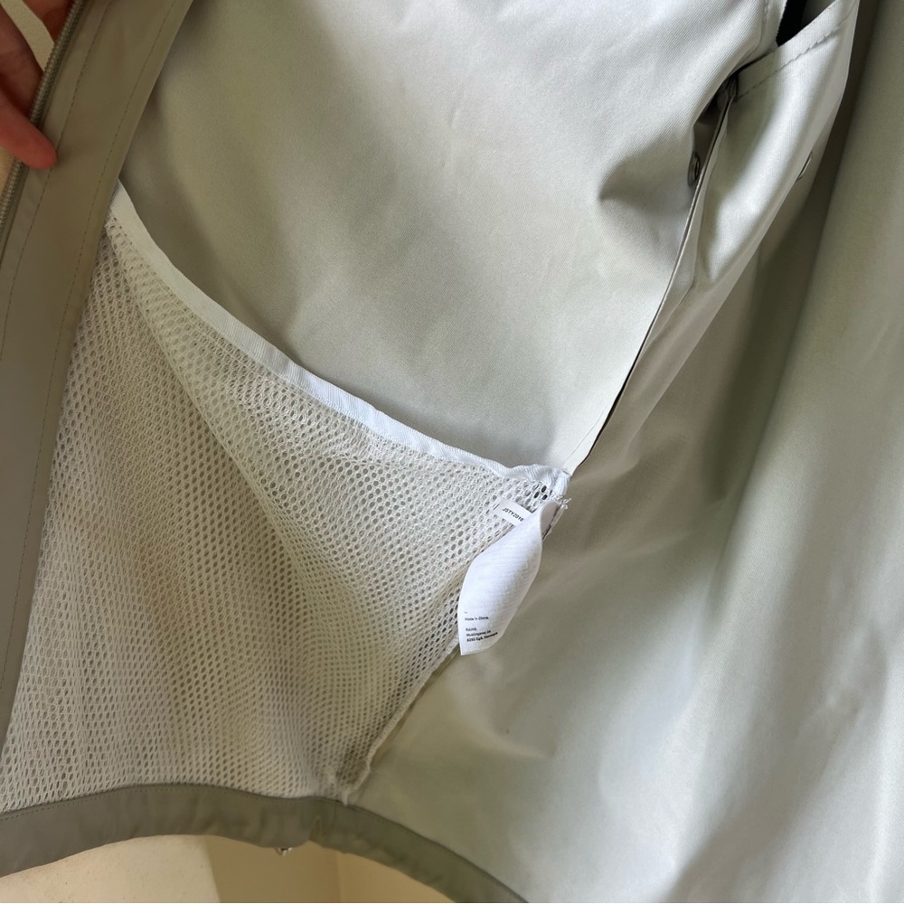 RAINS lightweight shell - Picture 10 of 13